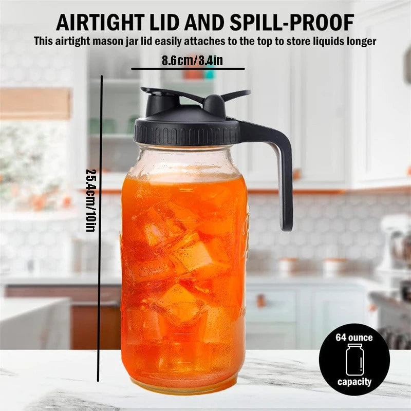Botella de vidrio transparente con tapa hermética y asa, llena de líquido de color naranja y cubitos de hielo.