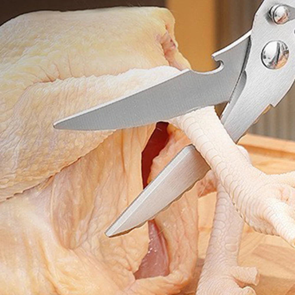 Une paire de ciseaux à os en acier inoxydable de qualité professionnelle coupant la chair d'un volaille ou d'une viande.