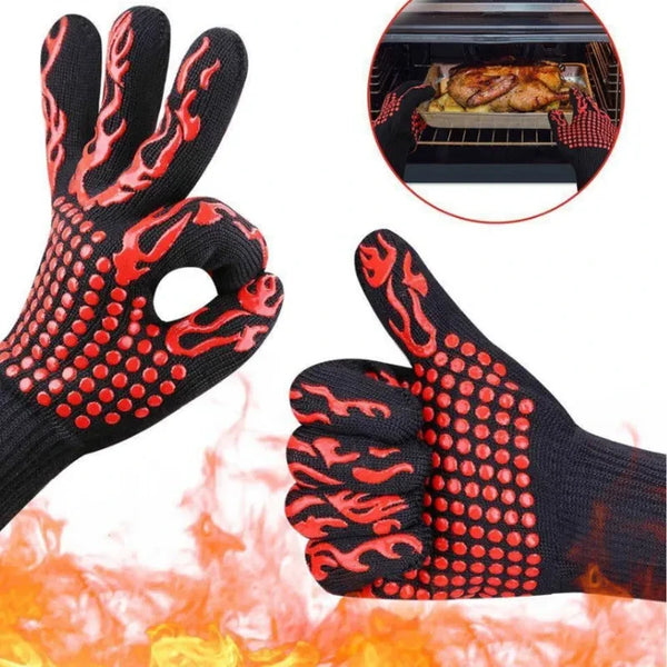 Schwarze und rote robuste BBQ-Ovenhandschuhe mit Flammen-Design, die eine Hand und ein Stück gegartes Fleisch zeigen.