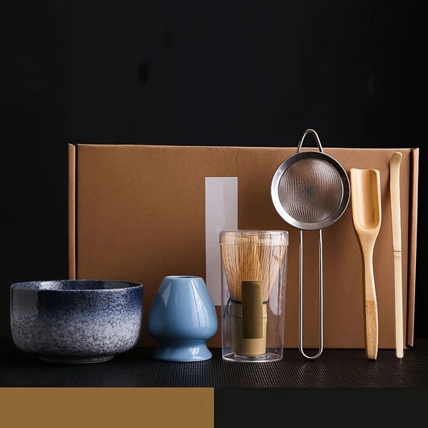 Traditionelles japanisches Matcha-Tee-Set mit Keramikschale, kleiner blauer Tasse und Bambus-Krabbe und Löffel