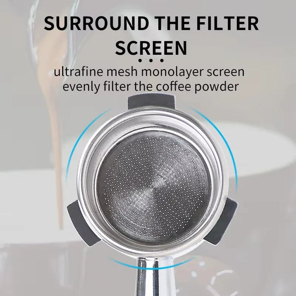 Nahaufnahme eines Metall-Portafilter-Filterscreens mit gleichmäßigem Maschenwerk zur Filterung von Kaffeepulver.