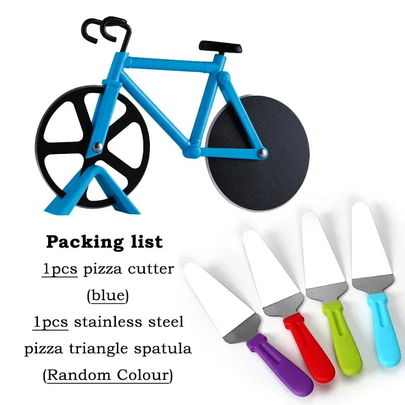 Un cortador de pizza en forma de bicicleta azul y una espátula triangular de acero inoxidable sobre un fondo blanco.