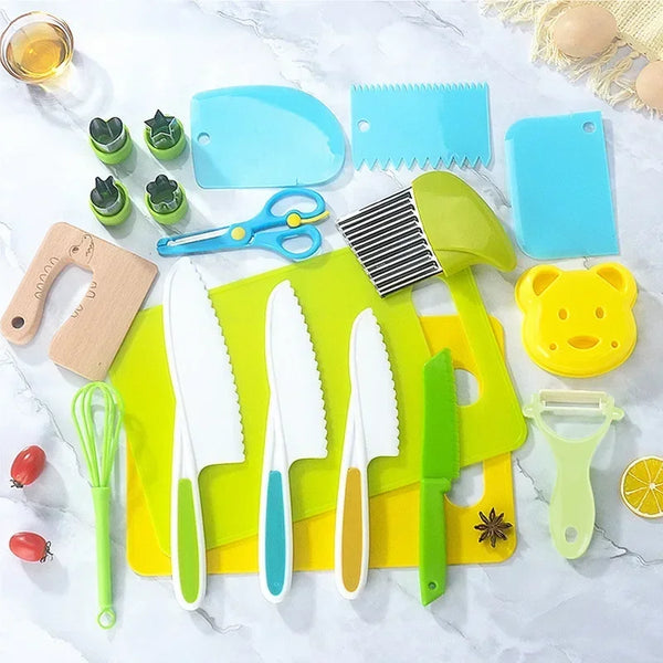 Buntes Spielzeug-Set zum Schneiden von Obst und Gemüse für Kleinkinder mit Plastikmessern, Reibern und Werkzeugen auf weißem 