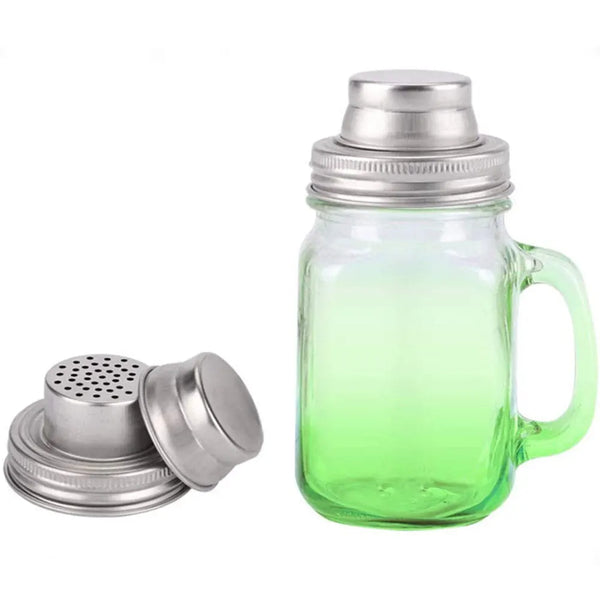 Klares Glas-Mason-Jar mit Metall-Gewürzdeckel und Sieb, zeigt einen leuchtend grünen Schimmer.