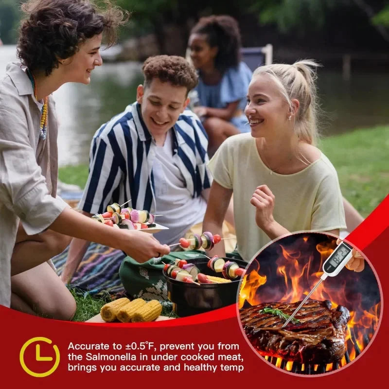 Tres personas reunidas al aire libre disfrutando de comida, con una sonda termómetro digital de carne y comida en la esquina 