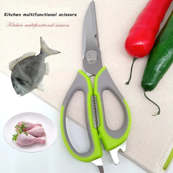 Ein Paar grüne und silberne Küchenmultifunktionsscheren neben einer roten Paprika und einer grünen Zucchini.
