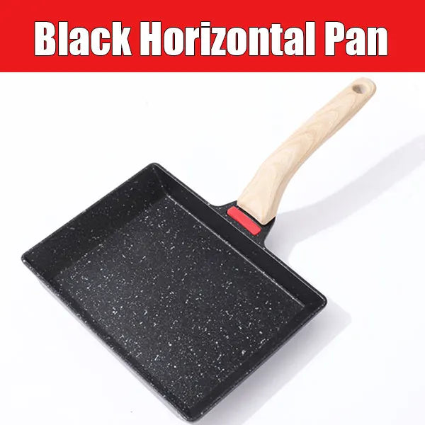Une poêle noire horizontale avec une poignée en bois, utilisée pour cuisiner.