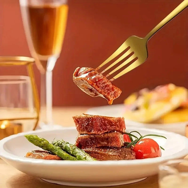 Goldfarbener Essemesser hebt ein Stück gegrilltes Fleisch von einem weißen Teller mit grünen Gemüse.