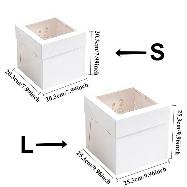 Zwei quadratische Einweg-Käsetörtchenboxen mit Maßen von 20,3 cm und 25,3 cm.