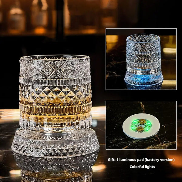 Klares Kristall-Whiskeyglas mit integrierter leuchtender LED-Lichtplatte