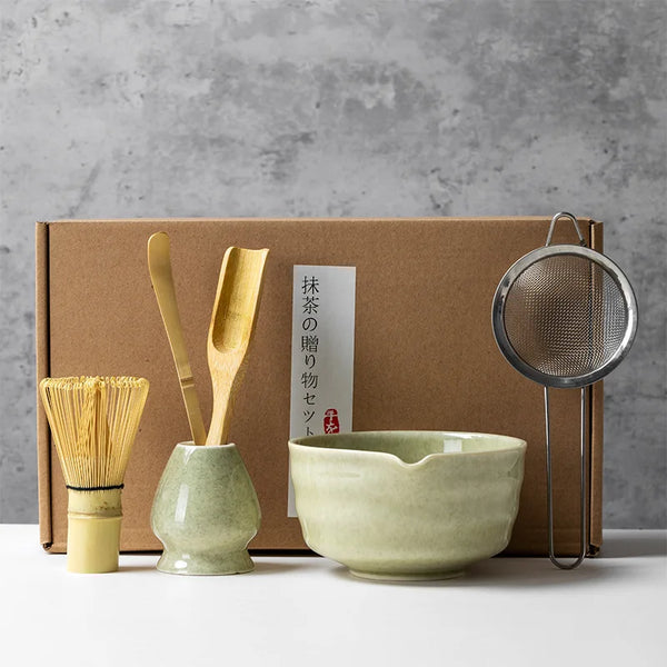 Set Matcha-Teeutensilien mit Bambuslöffeln und Keramikschale in einer Kartonbox.