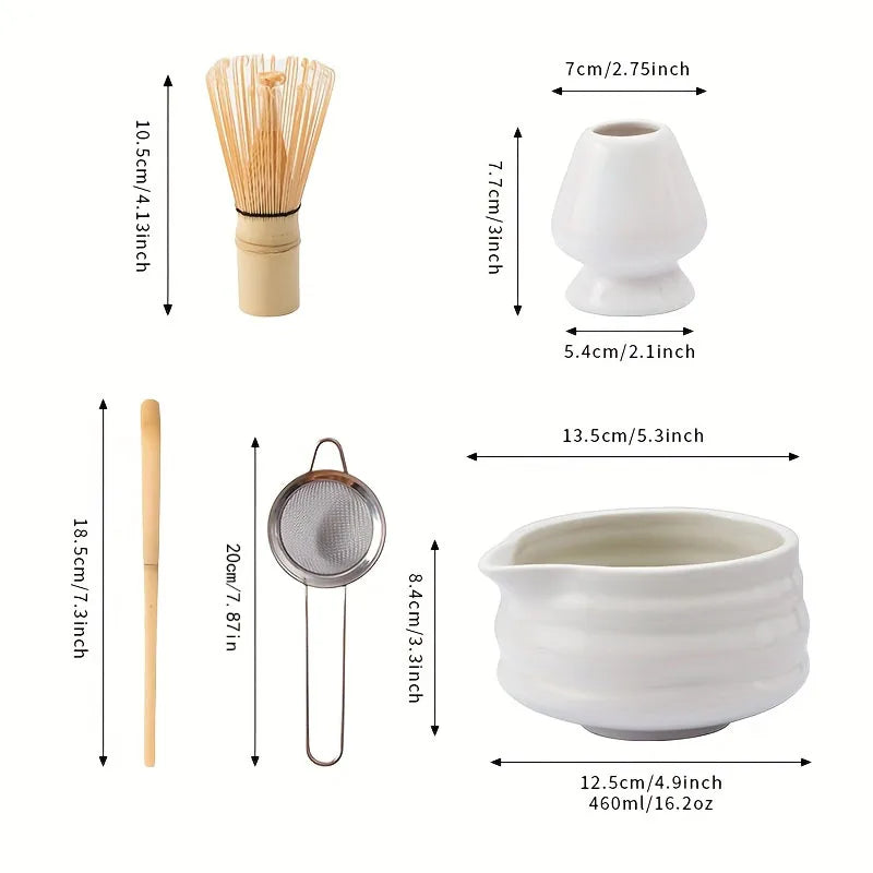 Un juego de cinco cuencos de matcha de cerámica blanca y un batidor de bambú con sus dimensiones
