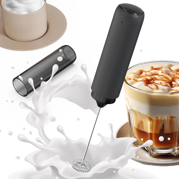 Schwarzer Handmixer zum Aufschäumen von Milch in einen Latte mit Schaumkunst