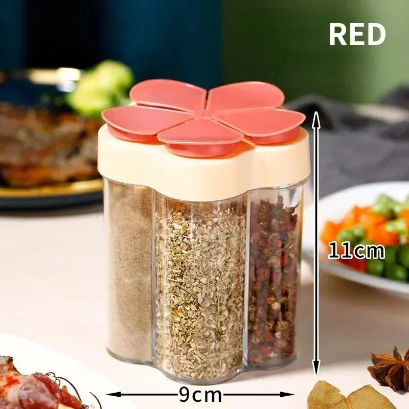 Frasco de sazonador multi-apertura con tapas rojas y diversas especias, junto a un plato.