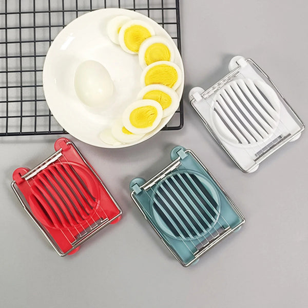 Edelstahl-Ei-Slicer und -Teiler mit mehrfarbigen Einsätzen auf einem schwarzen Gitter.