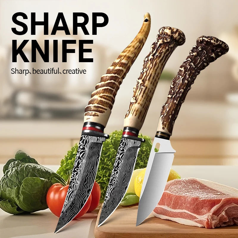 Ein Set aus drei scharfen Kniven mit Holzgriffen und Edelstahlklingen auf einem Schneidebrett neben frischem Gemüse