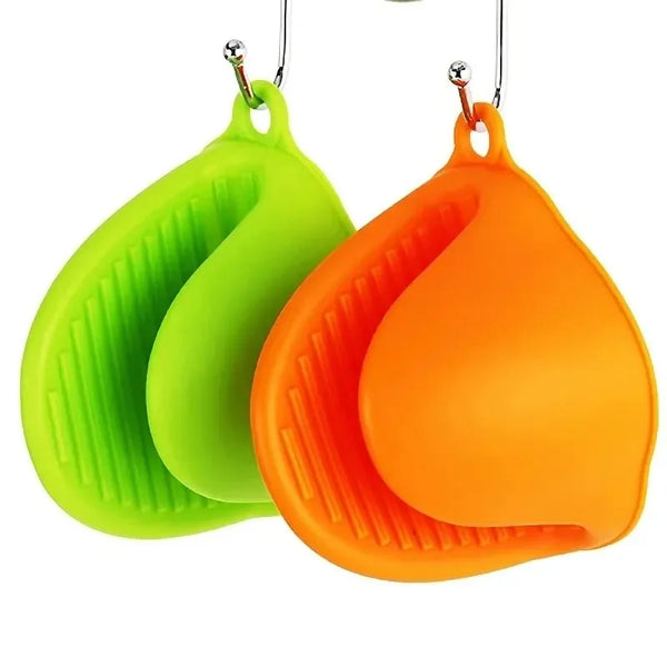 Zwei Silikon-Ovenhandschuhe, limegrün und orange, hängen an ihren Ringen.