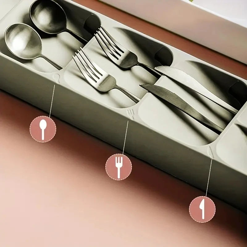 Bandeja rectangular de almacenamiento de cubiertos gris con varios tenedores y cuchillos.