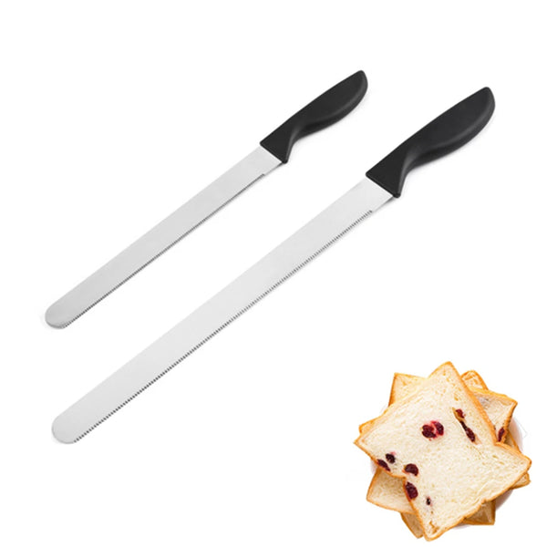 Professioniges Edelstahl-Brot- und Kuchenschneider-Messer mit schwarzem Griff neben geschnittenem Brot.