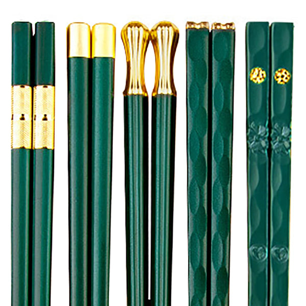 Ein Set von fünf goldfarbenen, dunkelgrünen Chopsticks