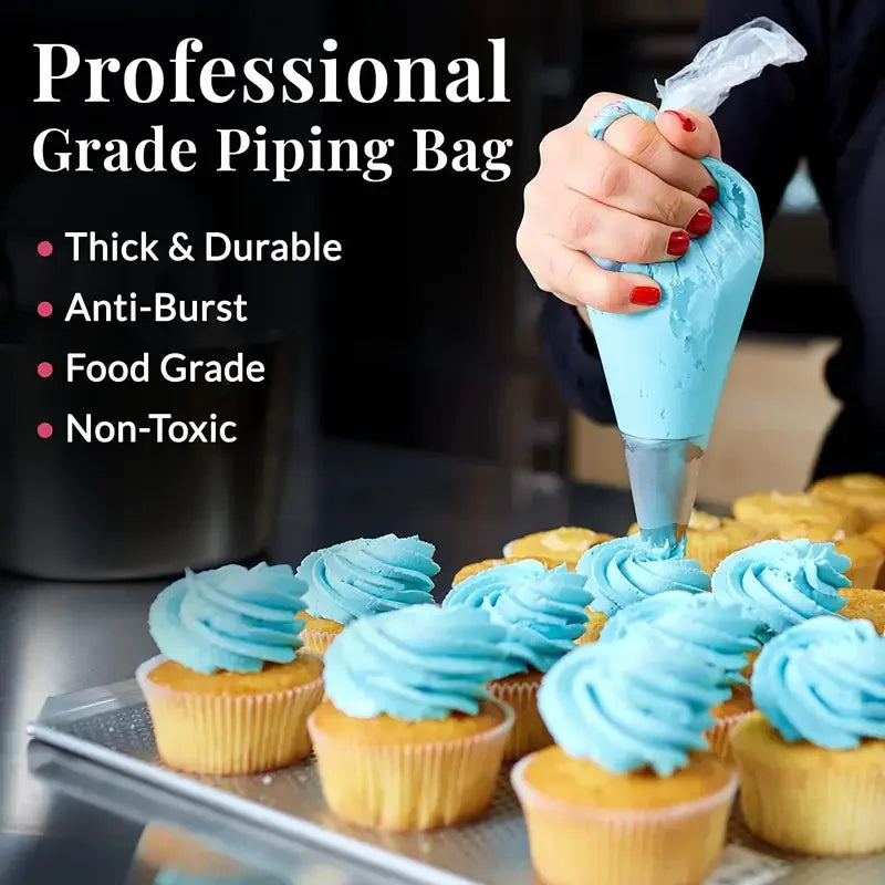 Eine Hand presst einen hellblauen Spritzbeutel mit Frosting in gelbe Cupcake-Förmchen.