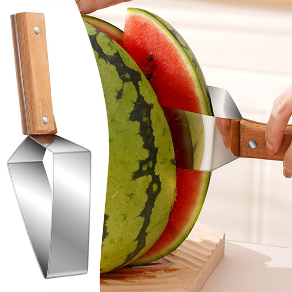 Eine Hand benutzt einen Edelstahl-Wassermelonen-Slicer, um ein Stück Wassermelone zu schneiden.