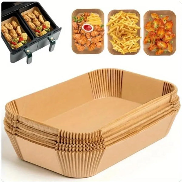 Kartonierte Schale gefüllt mit Einweg-Backpapier für den Airfryer und verschiedenen frittierten Speisen.
