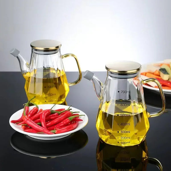 Zwei elegante Glasflaschen mit gelbem Öl und Essig, begleitet von einer Platte mit roten Chilis.