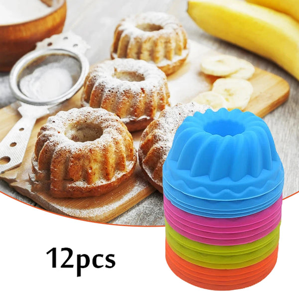 Set von 12 Silikon-Backformen in Bundt- und Bananenförmig auf einem Holzbrett.