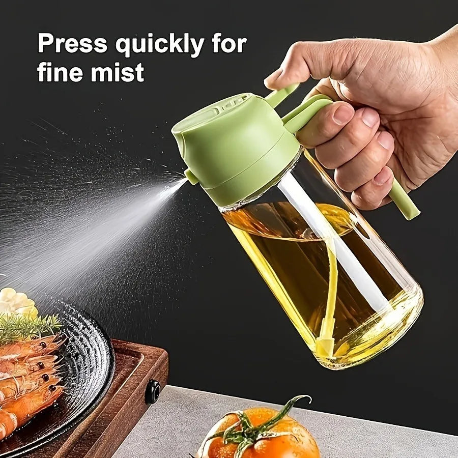 Eine Hand drückt einen grünen Glasölspender, um eine feine Gischt zu erzeugen, mit Lebensmitteln im Hintergrund sichtbar.