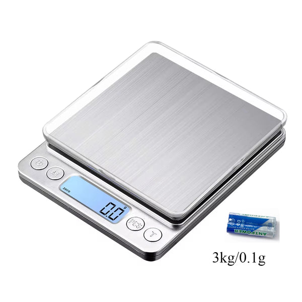 Silberne digitale Küchenwaage, die eine Messung von 0,0 anzeigt und für 3kg/0,1g eingestuft ist.