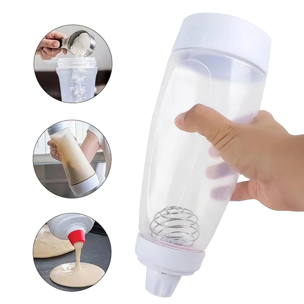 Ein klarer Handmixer wird gezeigt, wie er Zutaten püriert und Teig mischt.