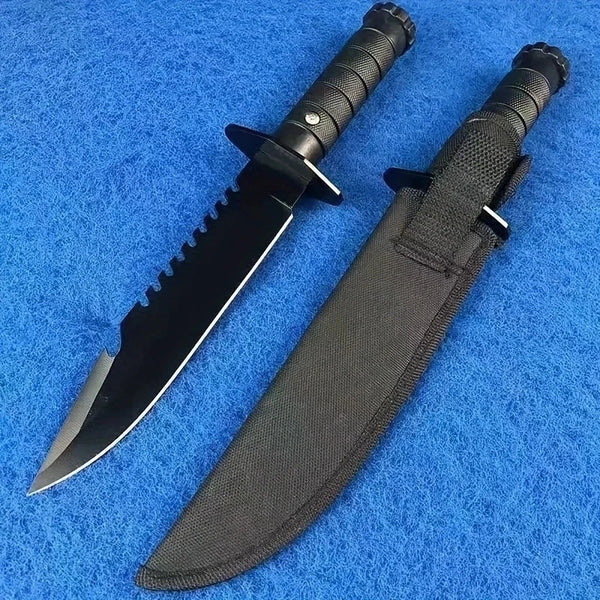 Schwarzes multifunktionales taktisches Messer mit strukturiertem Griff und Schutzhülle auf blauem Stoff.