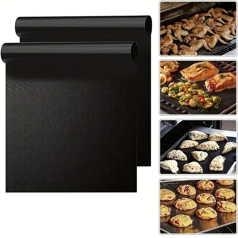 Un ensemble de deux tapis de cuisson antiadhésifs réutilisables avec divers aliments cuits dessus.