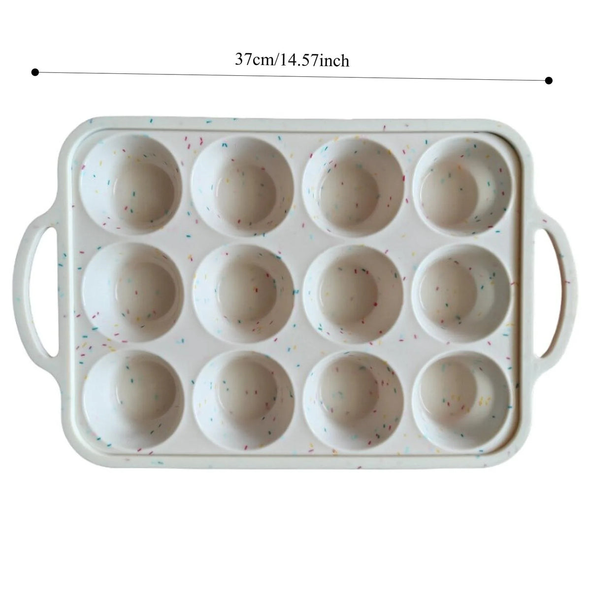 Weiße Silikon-Muffinblech mit Metallverstärkung, 12 runde Formen und bunten Streuseln.