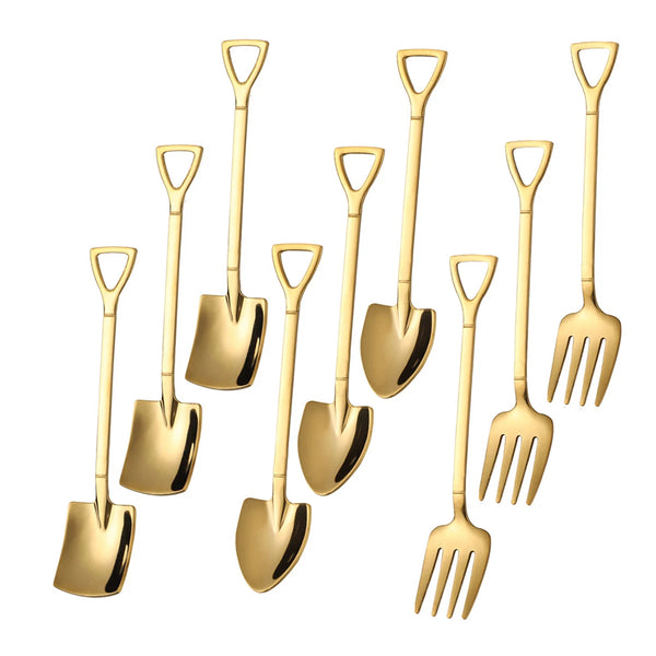 Ein Satz neun goldfarbener Edelstahl-Servierlöffel und Gabeln in einer Reihe.