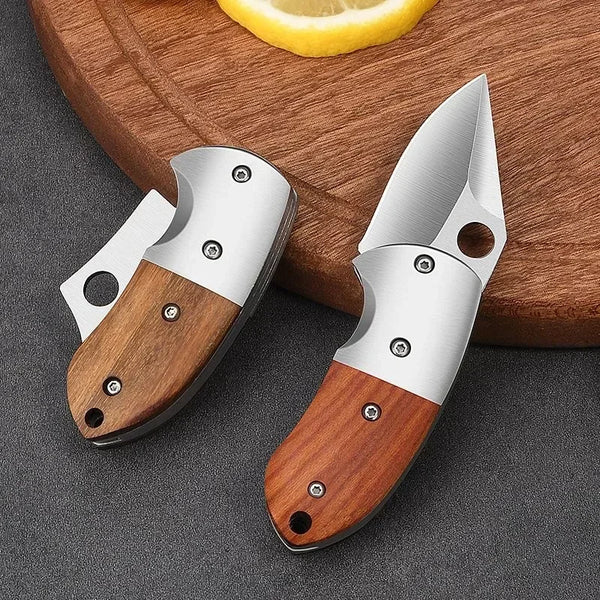 Edelstahl-Mini-Multitool mit Holzgriff auf einem Schneidebrett neben einer Zitronenscheibe.
