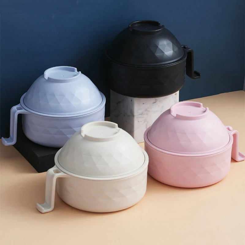 Un set de trois bols à ramen pour micro-ondes portables bleu clair, blanc et rose sur une surface en bois.