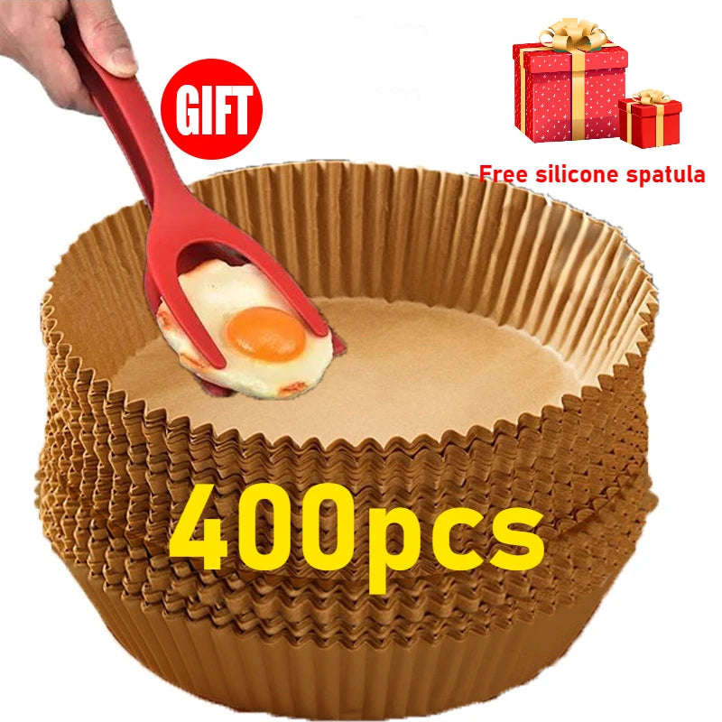 Roter Silikonspatel hebt ein Ei aus einer braunen Backpapierform zum Braten.