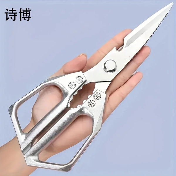 Eine Hand hält silberne, multifunktionale Küchenschere aus Edelstahl mit gezahnten Klingen.