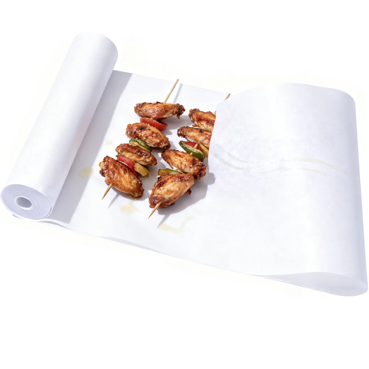 Un rollo de papel de carnicero sin cera con brochetas de pollo a la parrilla sobre él.