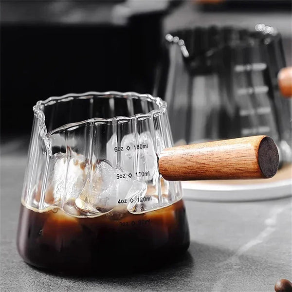 Präzises Glas-Espresso-Messbecher mit Holzgriff zeigt verschiedene Flüssigkeitsvolumina zur Messung.