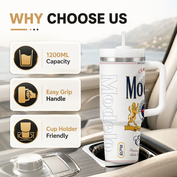 Weißer isolierter Tumbler mit Henkel liegt auf einer Auto-Konsole und zeigt seine Merkmale.