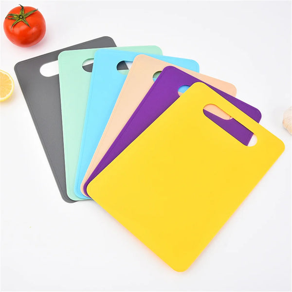 Ein Set aus fünf farbigen, rutschfesten Kunststoff-Cuttingboards in Grau-, Mintgrün-, Blau-, Beige- und Violetttönen.