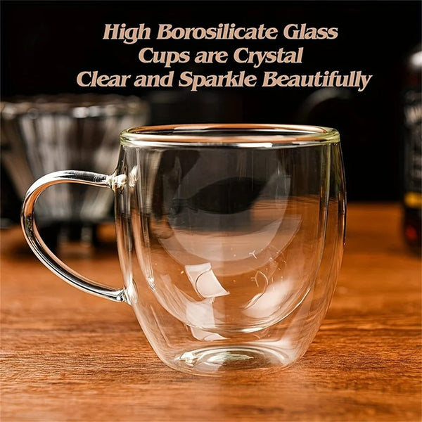 Klare Borosilikatglas-Tasse mit Henkel auf Holzoberfläche
