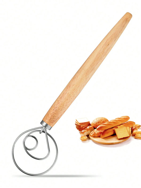 Silberner dänischer Teigschäcks mit Holzgriff neben gebackenem Brot.