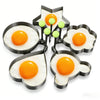 Set aus Edelstahlformen zum Backen von Eiern und Pfannkuchen, inklusive Einzelbechern und Serviertablett.