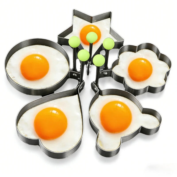 Set aus Edelstahlformen zum Backen von Eiern und Pfannkuchen, inklusive Einzelbechern und Serviertablett.