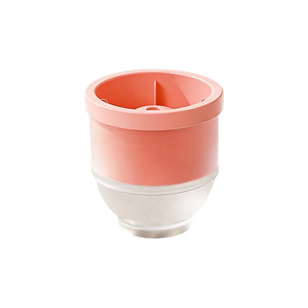Set de moldes reutilizables de hielo de silicona con tapa rosa y base plateada.