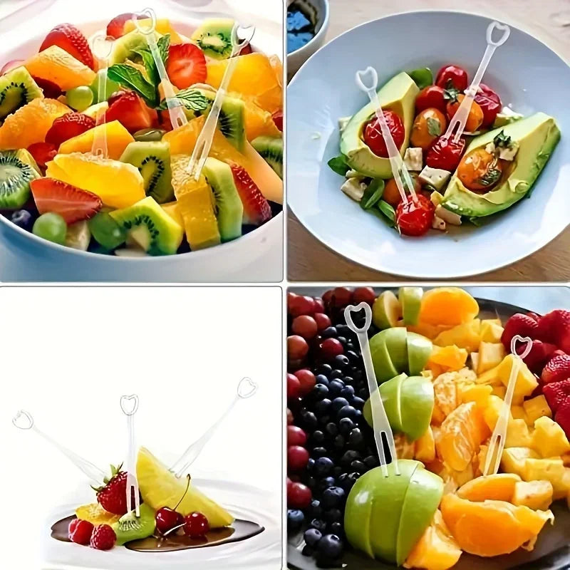 لقطة مقربة لأدوات شوكة حفلات فاخرة يمكن التخلص منها مع قطع فواكه متنوعة على طبق.
